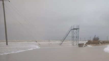 Ветер сбивает с ног: очевидцы рассказали, как шторм в Азовском море захватывает Кирилловку