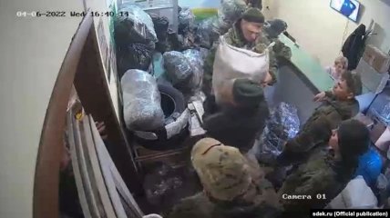 Российские солдаты отправляют награбленное в Украине домой