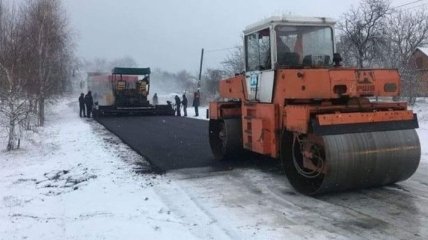 Платить не будем: Укравтодор прокомментировал укладку асфальта в снег