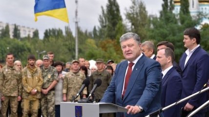 Порошенко сообщил, кому больше всего доверяют украинцы