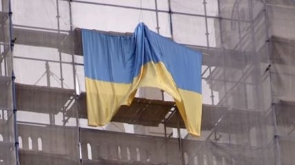 На высотке в Москве активисты вывесили флаг Украины (Видео)