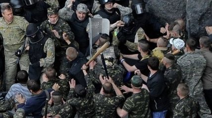 Возле ВР подрались активисты из "17 сотни Пашинского" и "казаки"