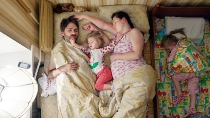 Очаровательные снимки спящих пар, которые ждут ребенка (Фото)