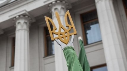 Трезубец заменил советскую звезду на здании Верховной Рады