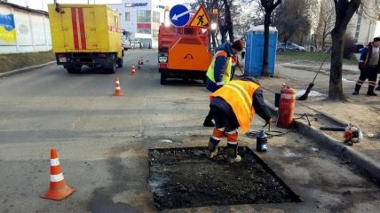 Укравтодор уже начал ремонтировать дороги после зимы 