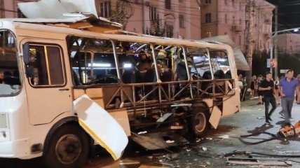 Дюжина пострадавших и обломки на всю улицу: в России взорвался пассажирский автобус (видео)