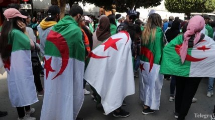 Требуют немедленной отставки президента: В Алжире намерены продолжать протесты