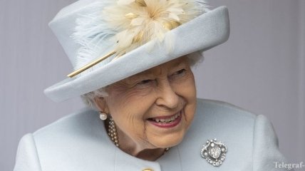 Привычки королевы: почему Елизавета II постоянно ест бананы вилкой