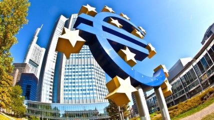 ЕЦБ "выходит из тени", чтобы возглавить борьбу за спасение евро