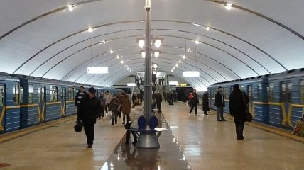 В Киеве со станции метро Васильковская эвакуировали 100 человек, бомбу не нашли