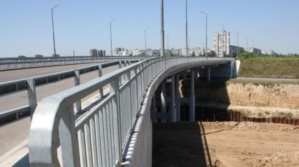 Девушка упала с недостроенного моста в Запорожье