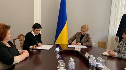 Денисова и ЦИК подписали меморандум о сотрудничестве