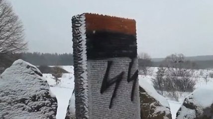 На Львовщине взорвали памятник погибшим полякам