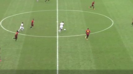 В Бразилии футболист вколотил мяч в ворота с центра поля (видео)