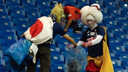 Японские болельщики убирают трибуны после матча