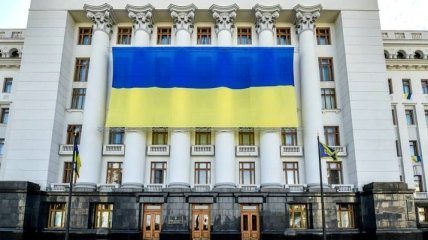 Порошенко призвал поднять флаги Украины по всей стране