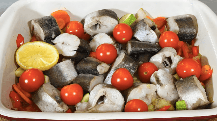 Запечений хек з овочами