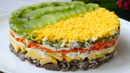 Праздничный салат из говядины и киви