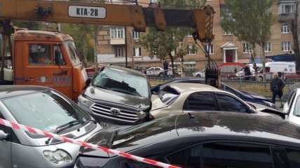 ДТП с краном в центре Киева: кто заплатит за поврежденные авто
