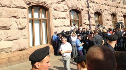 У здания КГГА произошла потасовка между депутатами и милицией