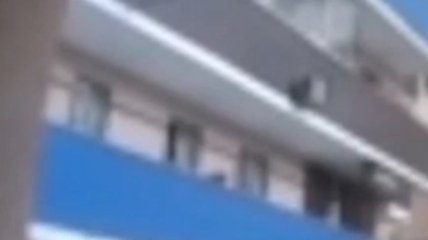 В России мать убила дочь, вывесив ее с балкона 6 этажа за майку (видео 18+)