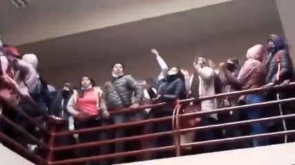 Перила не выдержали давки: минимум семь студентов погибли после ЧП в здании вуза в Боливии (видео 18+)