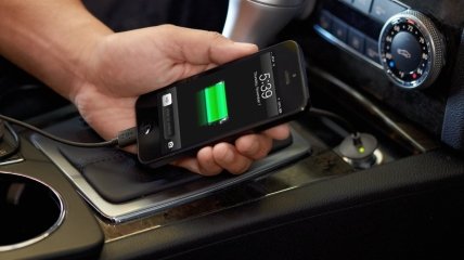 Чому не варто заряджати телефон в автомобілі