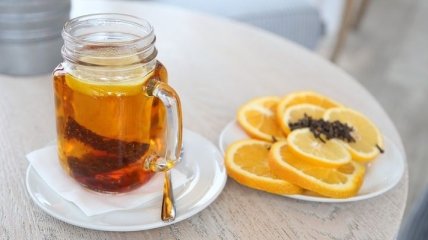 Стало известно, почему чай с лимоном нельзя пить постоянно