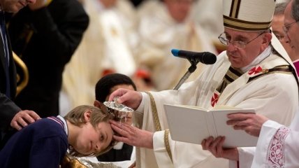 На Пасху Папа Франциск совершил обряд крещения 10 человек