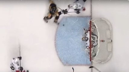 Сумасшедшая шайба из НХЛ, достойная стать лучшей в сезоне (Видео)