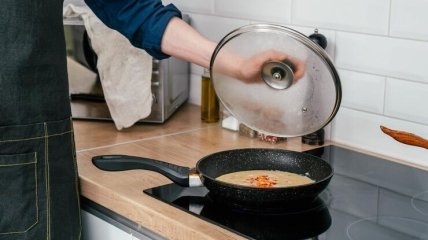 Як відчистити застарілий жир на скляній кришці сковорідки