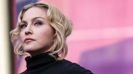 Мадонна на концерте соболезнует жертвам терактов в Париже (Видео)