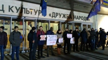 В Черкассах протестовали против концерта Потапа и Насти