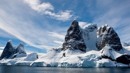 От Антарктиды откололись две ледяных глыбы