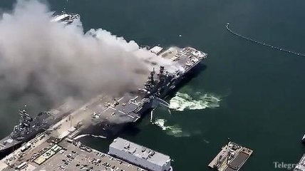 На военно-морской базе США горит десантный корабль (Видео)