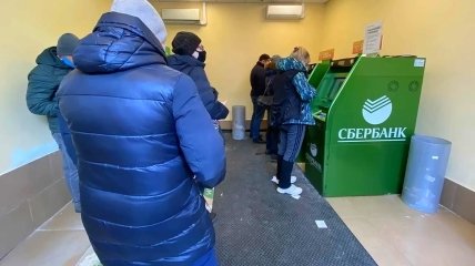 Россиянам проще отстоять очередь к банкомату, чем выйти на митинг