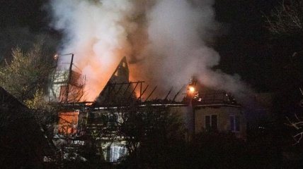 В Киеве пожарные боролись с огнем в частном доме