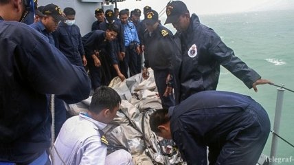 Найдены тела 30 жертв катастрофы лайнера Air Asia