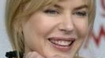 Н.Кидман нравится менять памперсы дочке