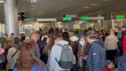 В аэропорту Харькова возник коллапс из-за новых правил въезда в Украину (видео)