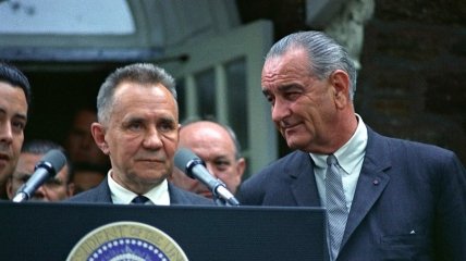 Олексій Косигін на зустрічі з президентом США Ліндоном Джонсоном в Глассборо (Нью-Джерсі, США). Червень 1967 року