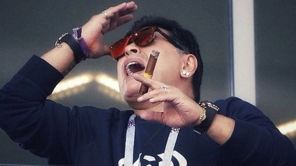 Марадона извинился за сигару на трибунах ЧМ-2018