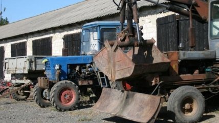 Чиновники технического лицея незаконно списали тракторы, комбайны 