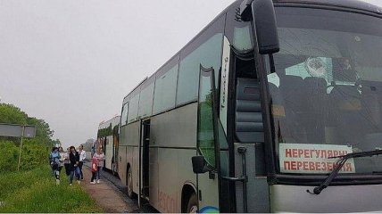 На трассе Кривой Рог - Днепр неизвестные забросали камнями два автобуса