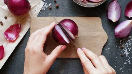Лучший способ почистить лук дома