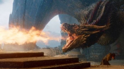 Сценаристы "Игры престолов" рассказали, почему дракон Дейнерис сжег Железный трон