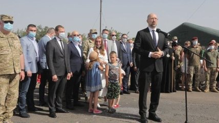 Шмигаль на Донеччині відкрив меморіальну стелу та нагородив військових