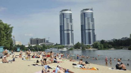 На всех пляжах Киева запретили купаться, но в жару это никого не остановило (фото)