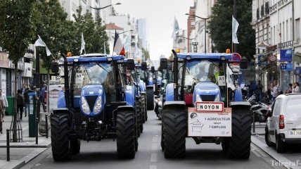 В Париже французские фермеры на тракторах проводят акцию протеста