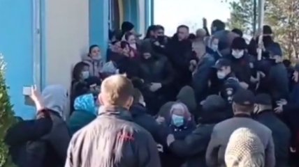 Прихожане устроили потасовку у входа в церковь в Ровенской области: что произошло (видео)